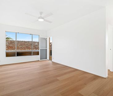 Newly renovated 2-bed apartment with stunning city views - Photo 1