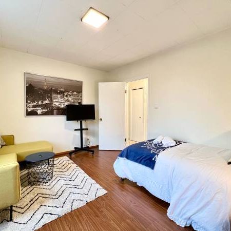 🏠 2 Bed 1 Bath Top Floor Unit in Prime Location - Photo 3