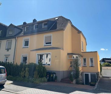 Wohnen unterm Dach - inkl. Einbauküche - Wohnung in ruhiger Lage - Photo 1
