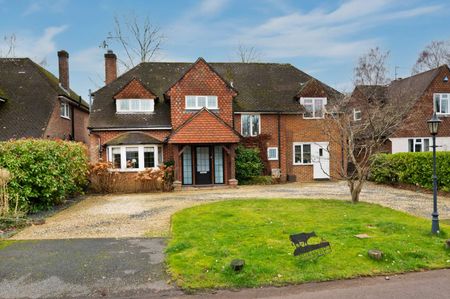 A beautifully finished detached family house in the sought after village of Bramley. - Photo 4