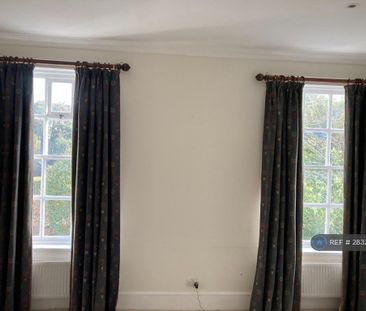 2 bedroom penthouse to rent - Photo 3