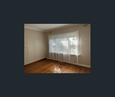 CHARMING FAMILY HOME WITH SPACE, COMFORT AND BEAUTIFUL GARDENS - Photo 3