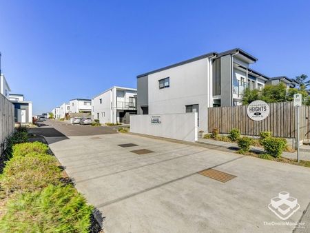 New Modern Townhouse with Double Garage - Photo 5