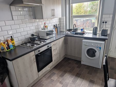 2 Bed Terraced House, Balfour St, OL4 - Photo 5