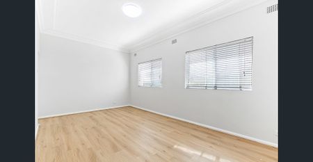 Renovated one bedroom semi plus study - Photo 3