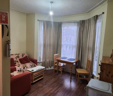 1 Bed Flat, Mansfield Road, IG1 - Photo 3