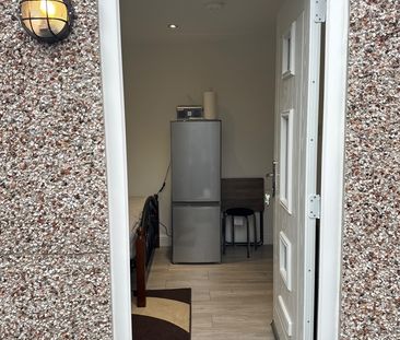 Bedsit, Manley Road, M21 - Photo 3