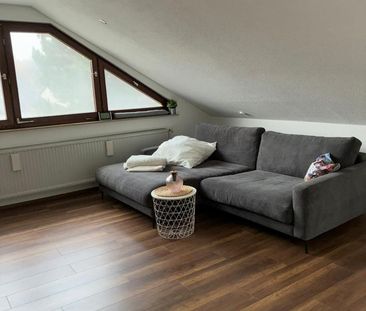 Schöne 2,5-Zimmer-Wohnung mit großzügiger Dachterrasse, Garage un - Photo 1