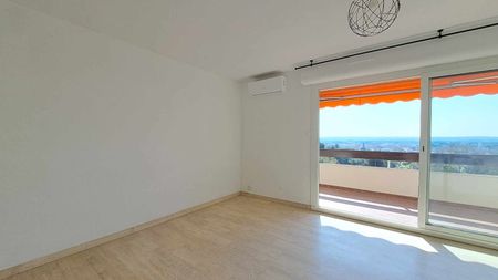 Location - Studio rénové de 27 m² avec un grand balcon, cave et local à vélo commun - Photo 4