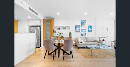 Luxurious 2-Bedroom Apartment with Stunning Harbour Views in the Heart of Sydney's Entertainment Precinct - Photo 2