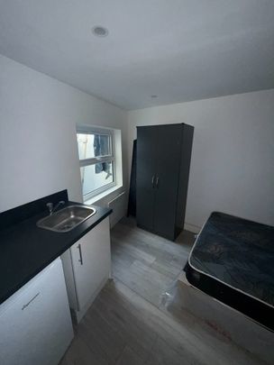 Studio Flat, High Street, CR7 - Photo 1