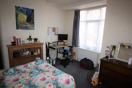 4 bedroom end of terrace house to rent - Photo 5