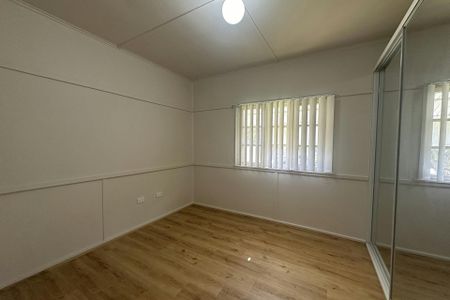 RENOVATED THREE BEDROOM HOUSE - Photo 3