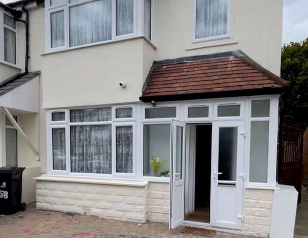 Stratford Road Room 4 (14) First Floor Front Room - Photo 1