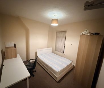 Room in a Shared House, Strawberry Road, M6 - Photo 4