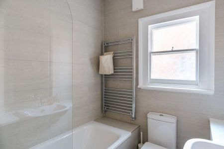 3 bedroom flat to rent - Photo 5