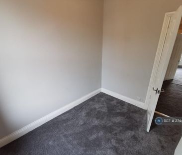 3 bedroom flat to rent - Photo 2