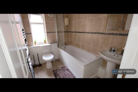 3 bedroom flat to rent - Photo 4