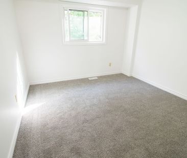 **SPACIOUS** 4 BEDROOM TOWNHOUSE IN ST. CATHARINES!! - Photo 3