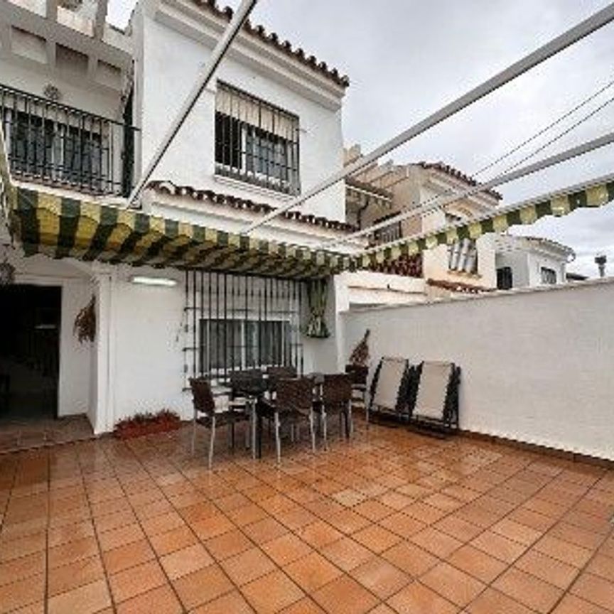 Alquiler de chalet adosado en Calle Topacio s/n - Photo 1