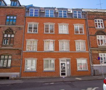 Centralt beliggende lejlighed fra 2008 - Foto 5
