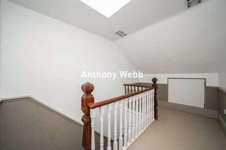 New River Crescent, Palmers Green, London, N13 - Photo 2