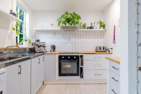 Spacious four bedroom home in a prime location - Photo 4