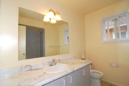 For Lease - 158 Toba Crescent, Brampton, Ontario - Photo 2