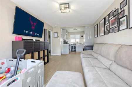 1 Bedroom Flat - Purpose Built - Photo 3