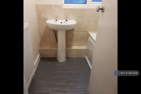 3 bedroom semi-detached house to rent - Photo 2