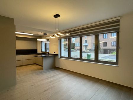 Prachtig afgewerkt en energetisch gerenoveerd gelijkvloers appartement op topligging met grote garagebox - Foto 2