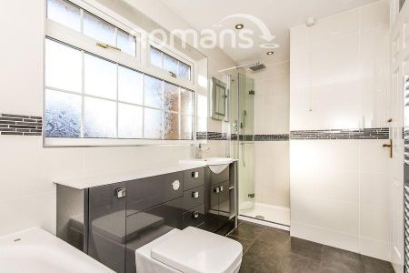 4 bedroom detached house to rent - Photo 3