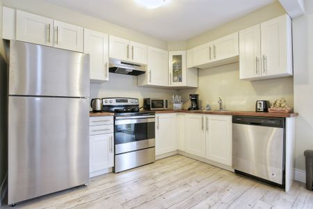 **BEAUTIFUL** 2 Bedroom Main Unit in St. Catharines!! - Photo 4