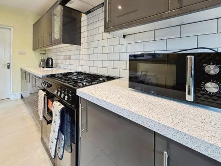 1 bedroom in a house share to rent - Photo 5