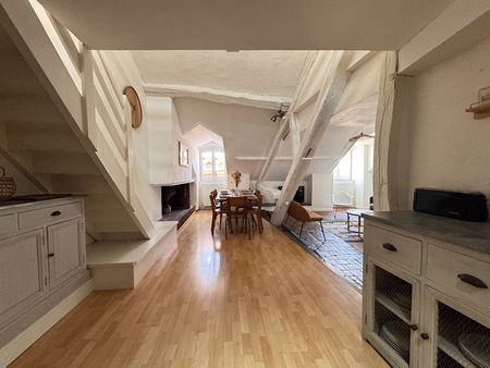 T4 bis - Duplex meublé en hyper-centre d'Orléans avec 3 chambres et deux salles d'eaux/de bains - Photo 2