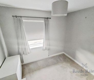 4 bedroom semi-detached house to rent - Photo 3