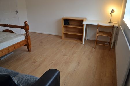 3 Bed Flat, Coldbath Street, SE13 - Photo 3