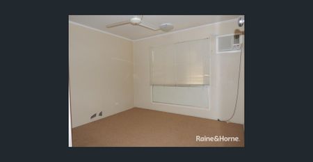 Three Bedroom with Air Conditioning Throughout - Photo 4