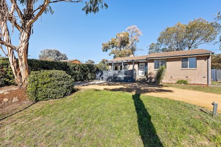 Spacious family home with separate living areas for a short-term stay - Photo 2