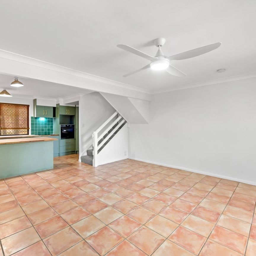 Modern townhouse available in Mudgeeraba soon - Photo 1