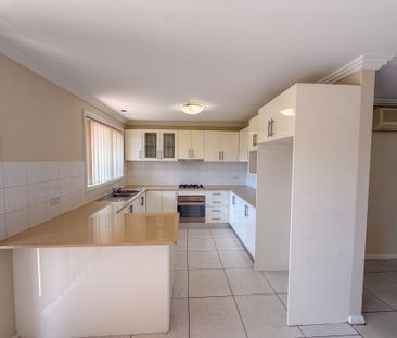 Unique Townhouse with Large Bedrooms - Photo 4