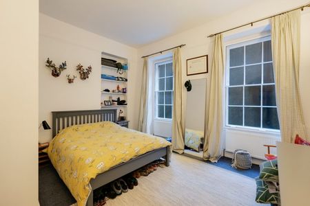 1 Bed Flat - Photo 2