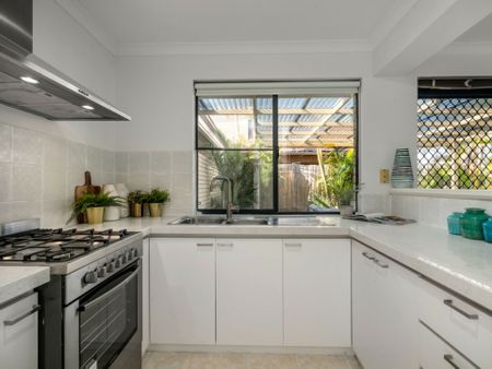 Gloriously Sun Filled Spacious Home - Photo 5