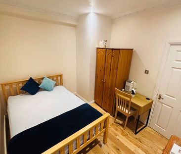 Room in a Shared House, With Private Bathroom, SE10 - Photo 2