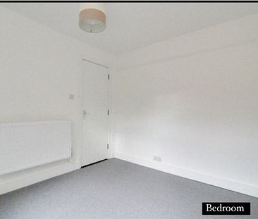 Newly Refurbished Flat with Private Outdoor Space and a Large Basement with 3 Additional Rooms - Photo 5