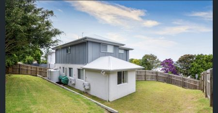 Modern 4-Bedroom Family Home with Stunning Views - Photo 5