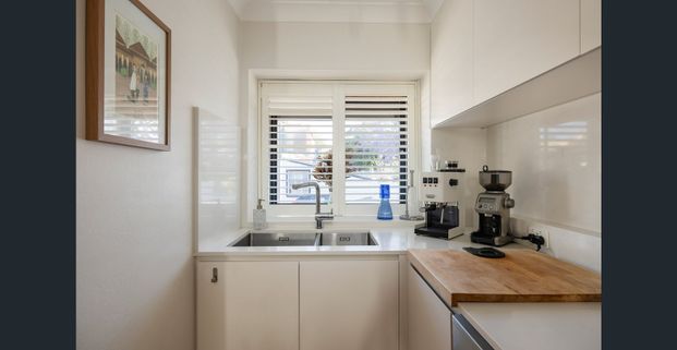 Three-bedroom townhouse in cul-de-sac, stroll to village - Photo 1