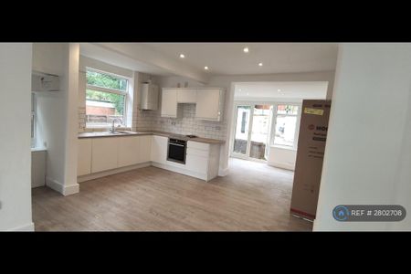 3 bedroom semi-detached house to rent - Photo 4