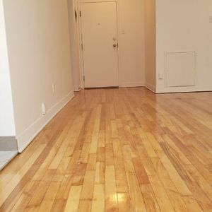 3 1/2 Rénové Chauffé/Eau Chaude/Entrée Laveuse et Sècheuse 1 AVRIL 2026 - Photo 2