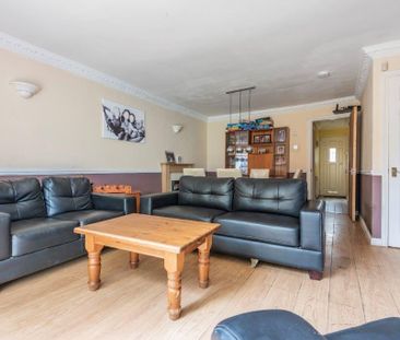 4 bedroom end of terrace house to rent - Photo 1